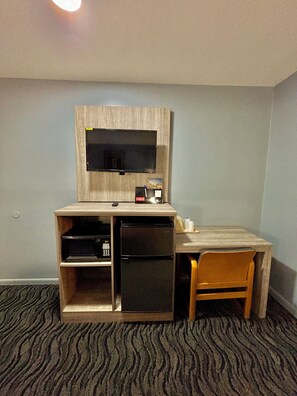 Room, 1 King Bed, Non Smoking | 1 bedroom, free WiFi, bed sheets, alarm clocks