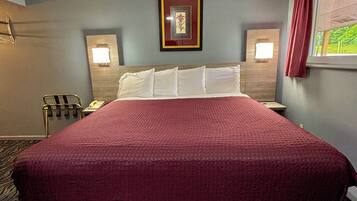 Room, 1 King Bed, Non Smoking | Free WiFi, bed sheets, alarm clocks