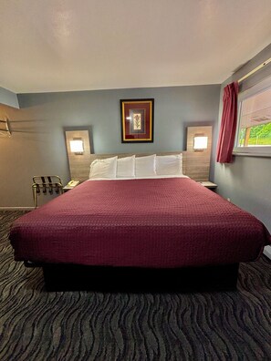 Room, 1 King Bed, Non Smoking | Free WiFi, bed sheets, alarm clocks - Hometown Inn Athens (Athens)