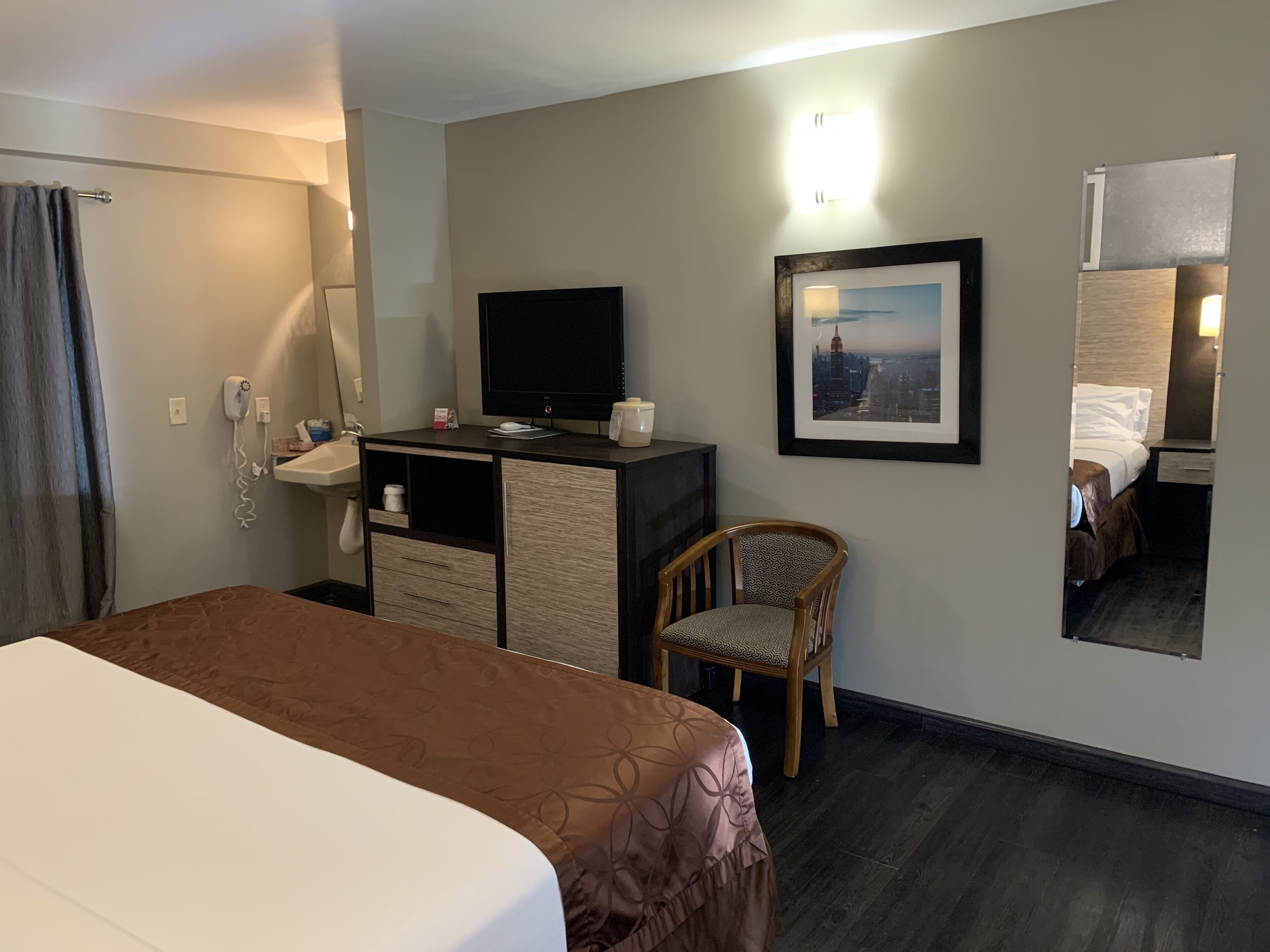 Photo - Ramada by Wyndham Rockville Centre