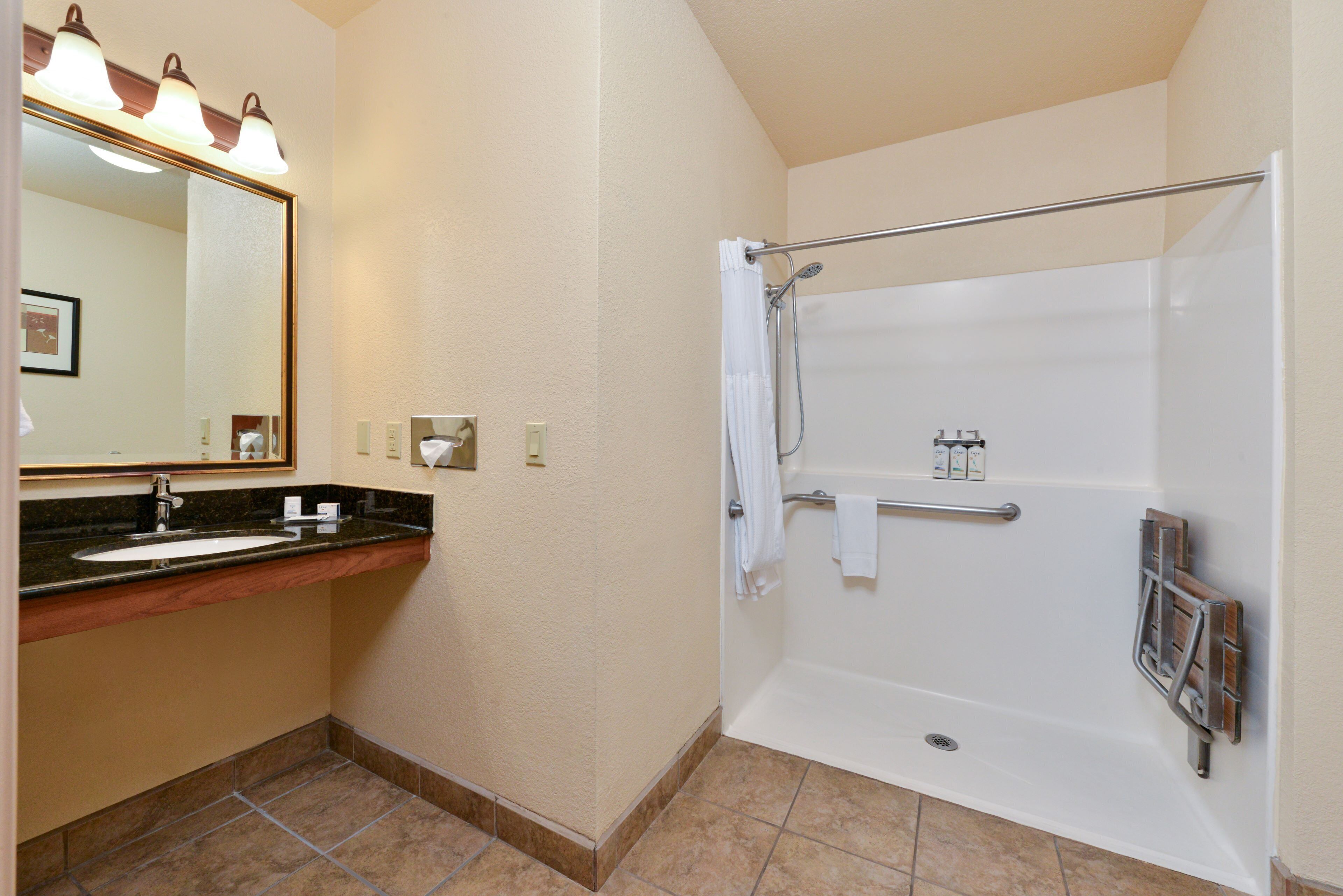 Un baño con lavabo, espejo y bañera.