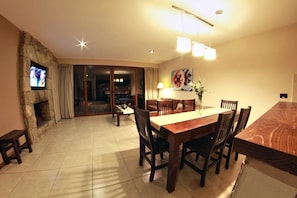 Apartment, 2 Bedrooms | In-room dining
