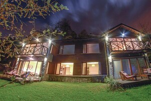 Fachada de la propiedad por la tarde o noche