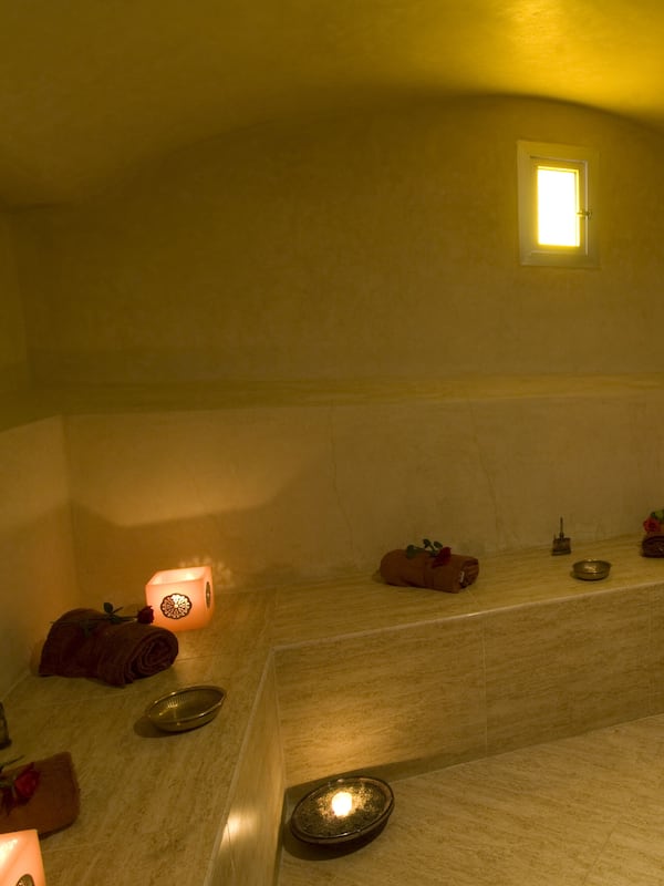 Salas para tratamentos a dois, sauna seca, banheira de hidromassagem