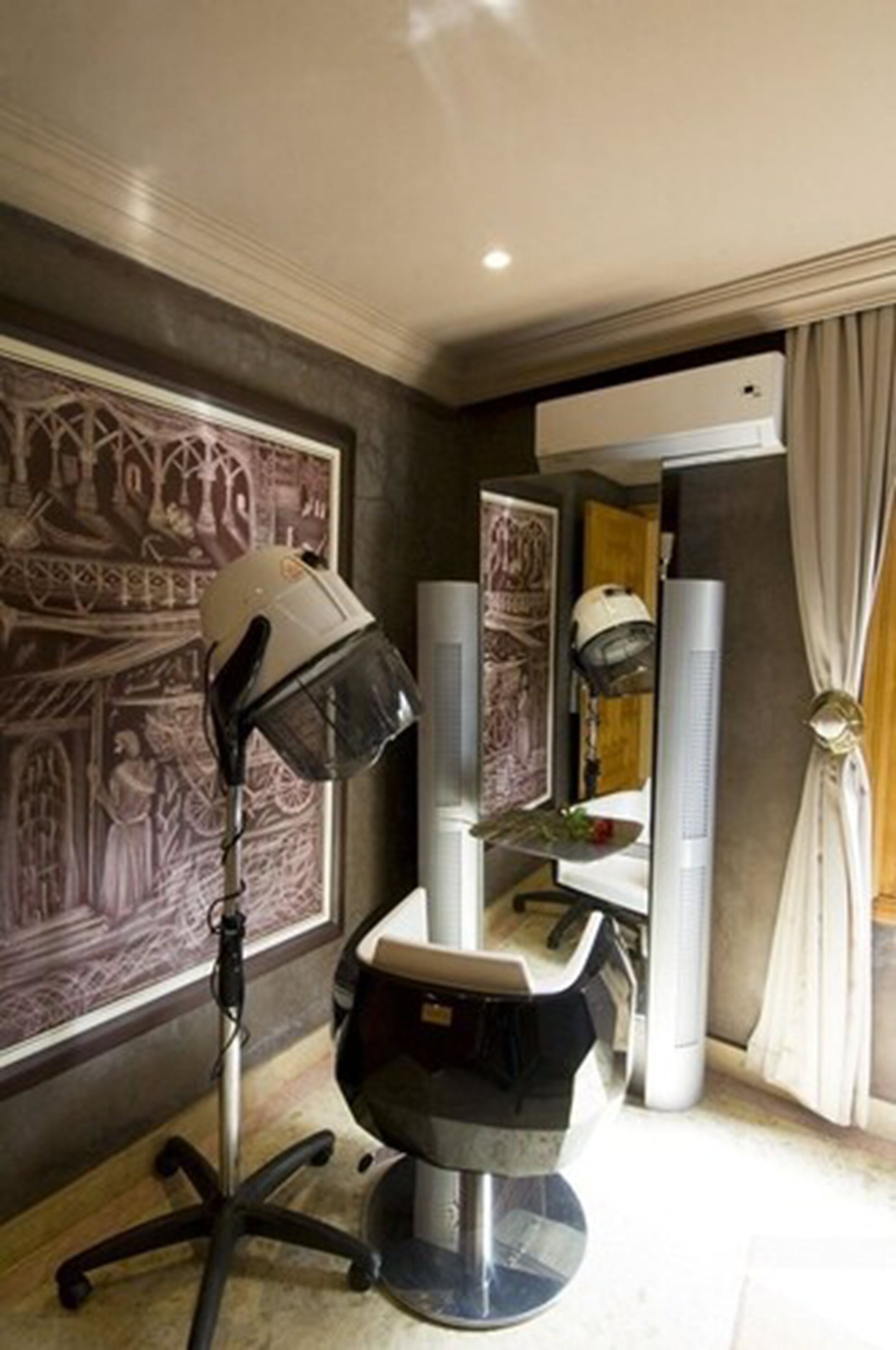 Un salón de belleza con un espejo grande, un secador de pelo y una silla.