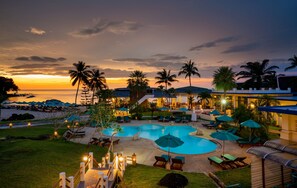 Outdoor pool, pool umbrellas, sun loungers - Khaolak Sunset Resort - Adults Only (SHA Extra Plus) (Takua Pa)