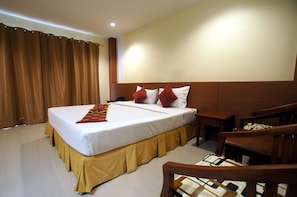 Premier-rum | Värdeförvaringsskåp på rummet, skrivbord och sängkläder