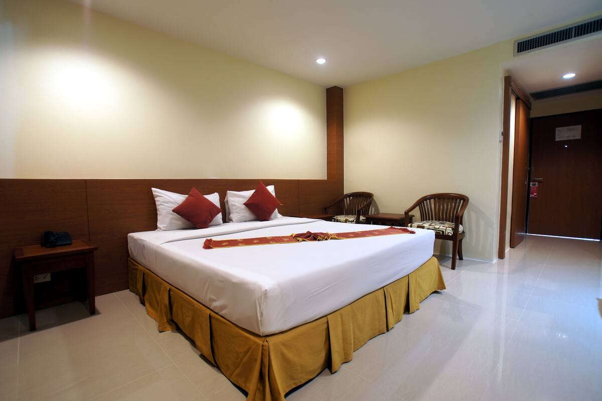 Premier Room | In-room safe, desk, bed sheets