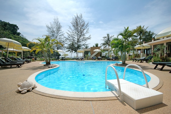 Utomhuspool, parasoller och solstolar