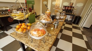 Una mesa de buffet con diferentes alimentos y salsas.