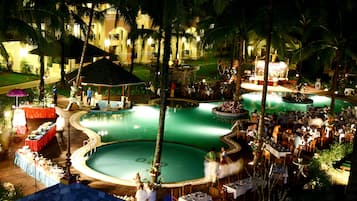 2 outdoor pools, pool loungers