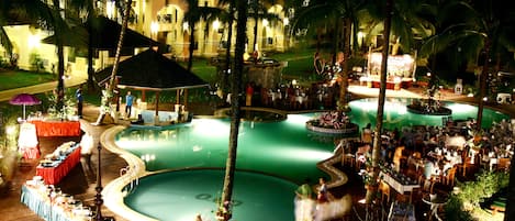 2 piscines extérieures, chaises longues