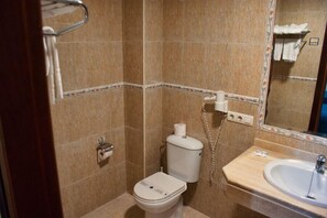 Habitación individual | Baño | Artículos de higiene personal gratuitos, secador de pelo y toallas
