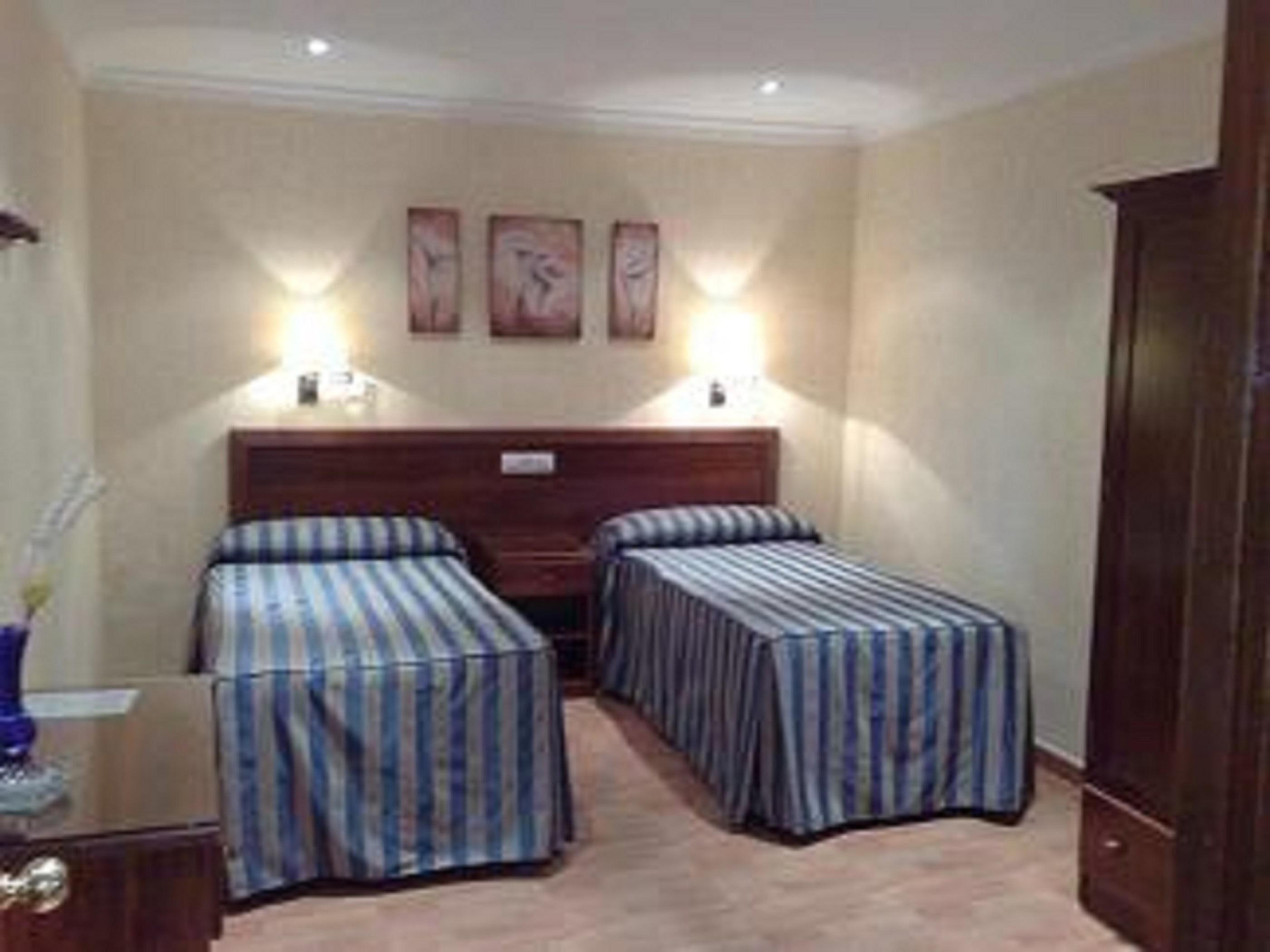 Een kluis op de kamer, een bureau, extra bedden (toeslag), gratis wifi