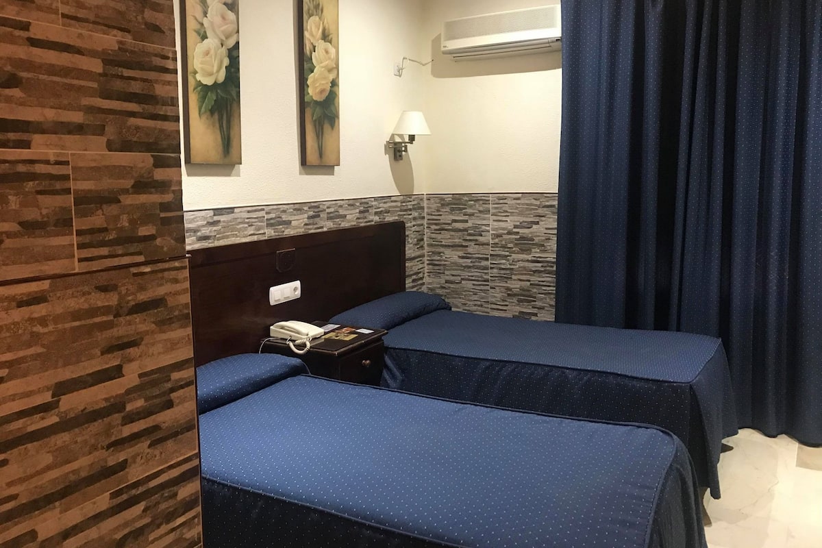 Een kluis op de kamer, een bureau, extra bedden (toeslag), gratis wifi