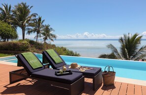 The Level 2 bedroom Ocean Villa | ลานระเบียง/นอกชาน