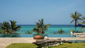 3 outdoor pools, pool umbrellas, sun loungers