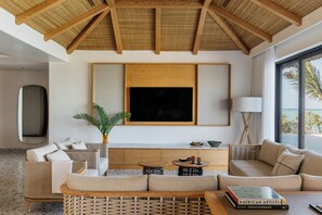 The Level Grand 3 Bedroom Ocean Villa | Allergitestade sängkläder, minibar och värdeförvaringsskåp på rummet
