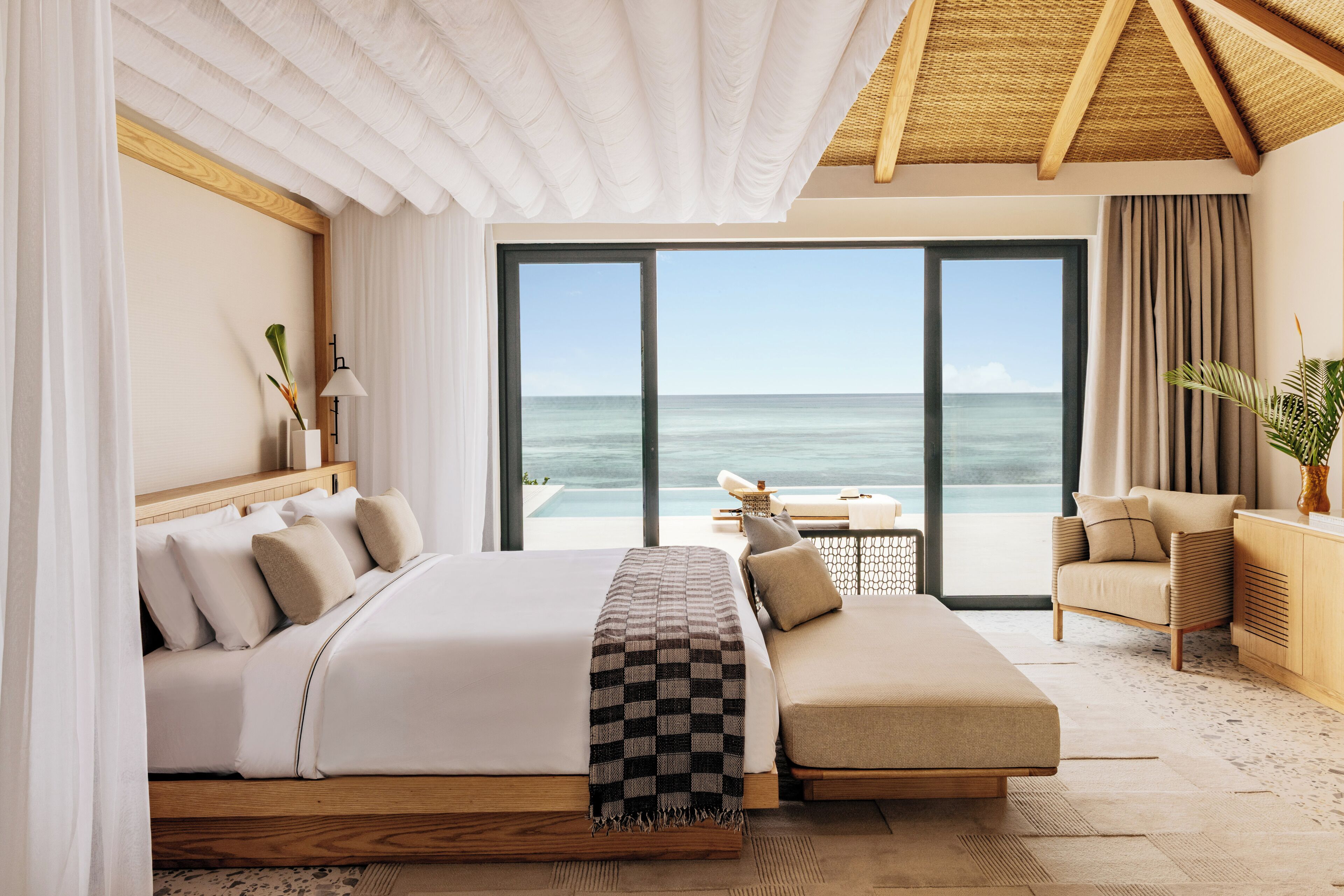The Level 1 Bedroom Ocean Villa | 低過敏寢具、迷你吧、客房內保險箱、熨斗/熨衣板