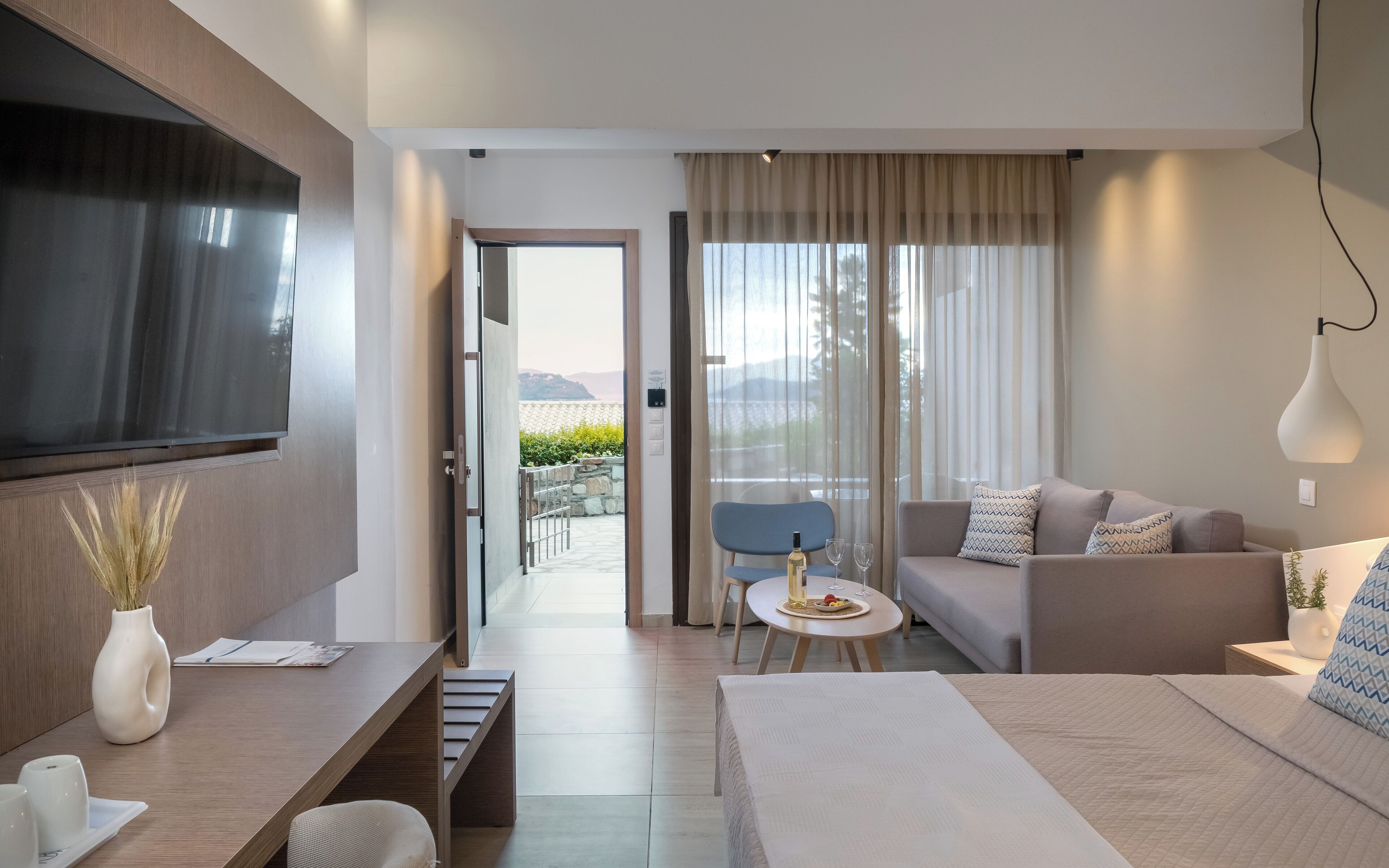 Superior Room | In-room safe, blackout drapes, soundproofing, bed sheets