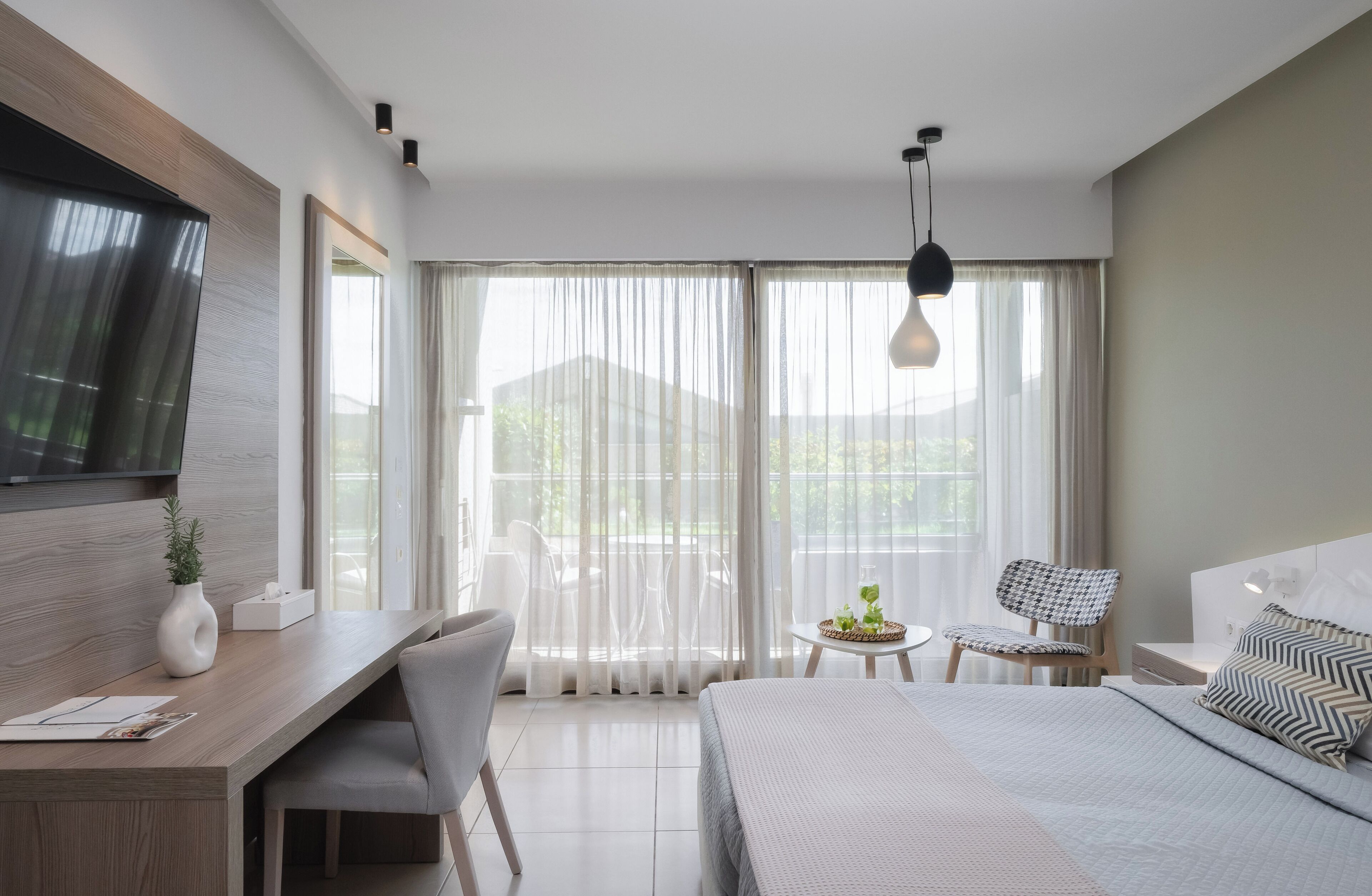 Standard Room | In-room safe, blackout drapes, soundproofing, bed sheets