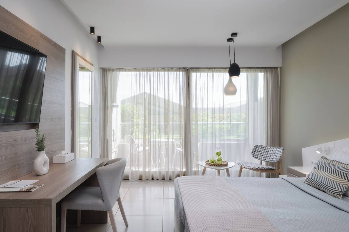 Standard Room | In-room safe, blackout drapes, soundproofing, bed sheets