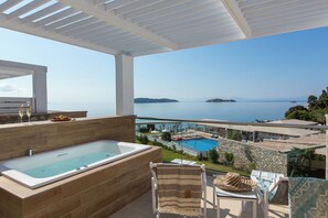 Junior Suite, Hot Tub | In-room safe, blackout drapes, soundproofing, bed sheets