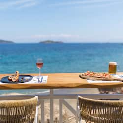4 restaurants, breakfast served