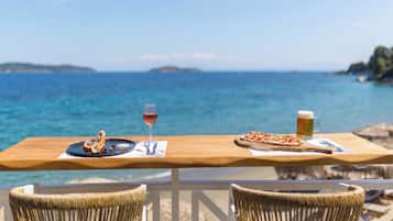4 restaurantes; se sirve desayuno, almuerzo y cena