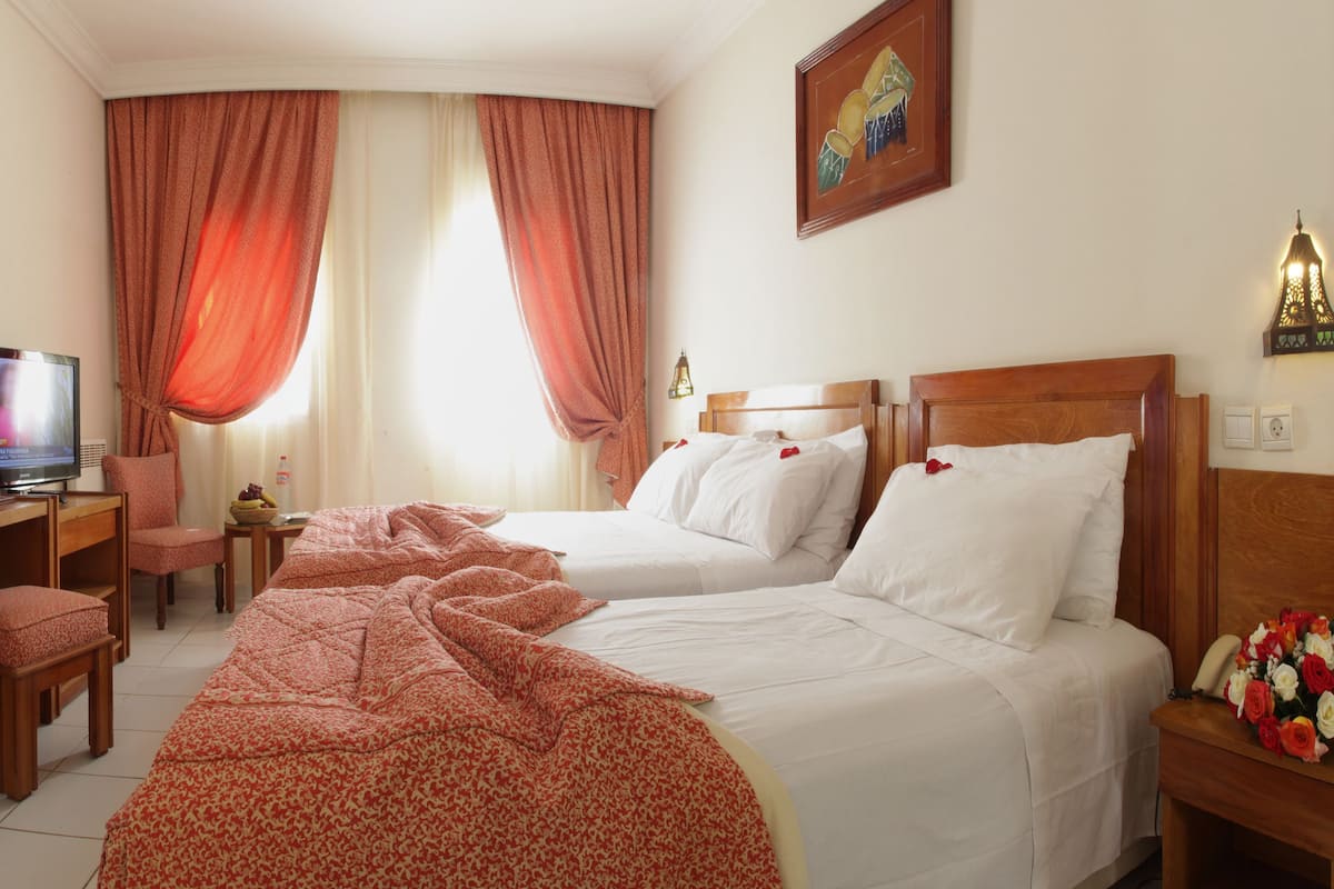 Premium bedding, desk, free cots/infant beds, rollaway beds