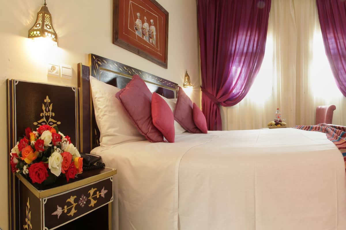Premium bedding, desk, free cots/infant beds, rollaway beds