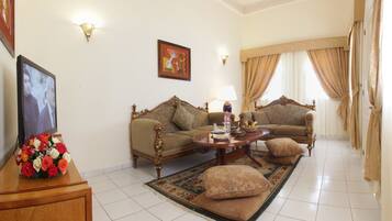 Ylelliset vuodevaatteet, työpöytä, ilmaiset vauvansängyt, lisävuoteet