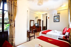 Minibar, in-room safe, desk, laptop workspace - Hoi An Nhi Nhi Hotel (Hoi An)