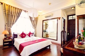 Minibar, in-room safe, desk, laptop workspace - Hoi An Nhi Nhi Hotel (Hoi An)