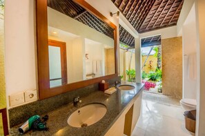 Villa, 2 chambres, piscine privée | Lavabo de la salle de bain