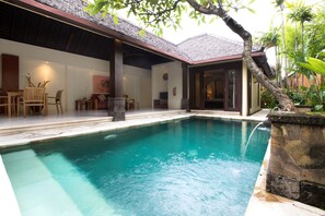 Indoor pool, outdoor pool, pool loungers - Grand Avenue Bali (Kerobokan)