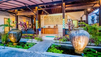 Daily cooked-to-order breakfast (USD 6 per person)