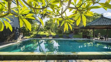 2 piscinas al aire libre, cabañas de piscina gratuitas, tumbonas