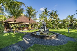 Der serveres morgenmad, frokost, aftensmad og indonesiske retter 