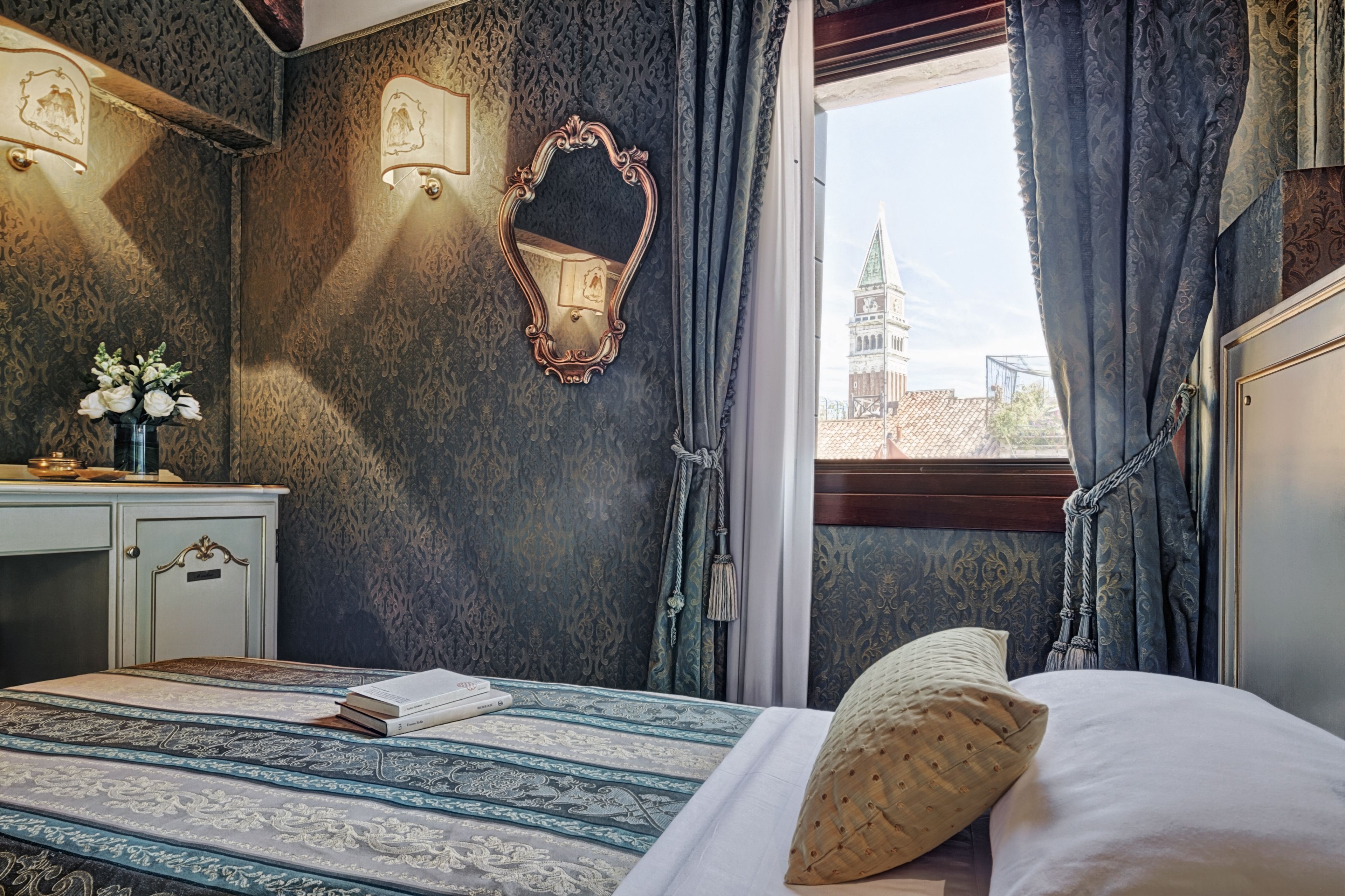 single room, 1 bedroom | premium bedding, down duvets, minibar, in-room safe