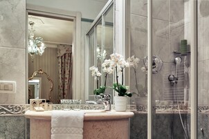 Camera tripla | Bagno | Set di cortesia gratuito, asciugacapelli, pantofole, bidet