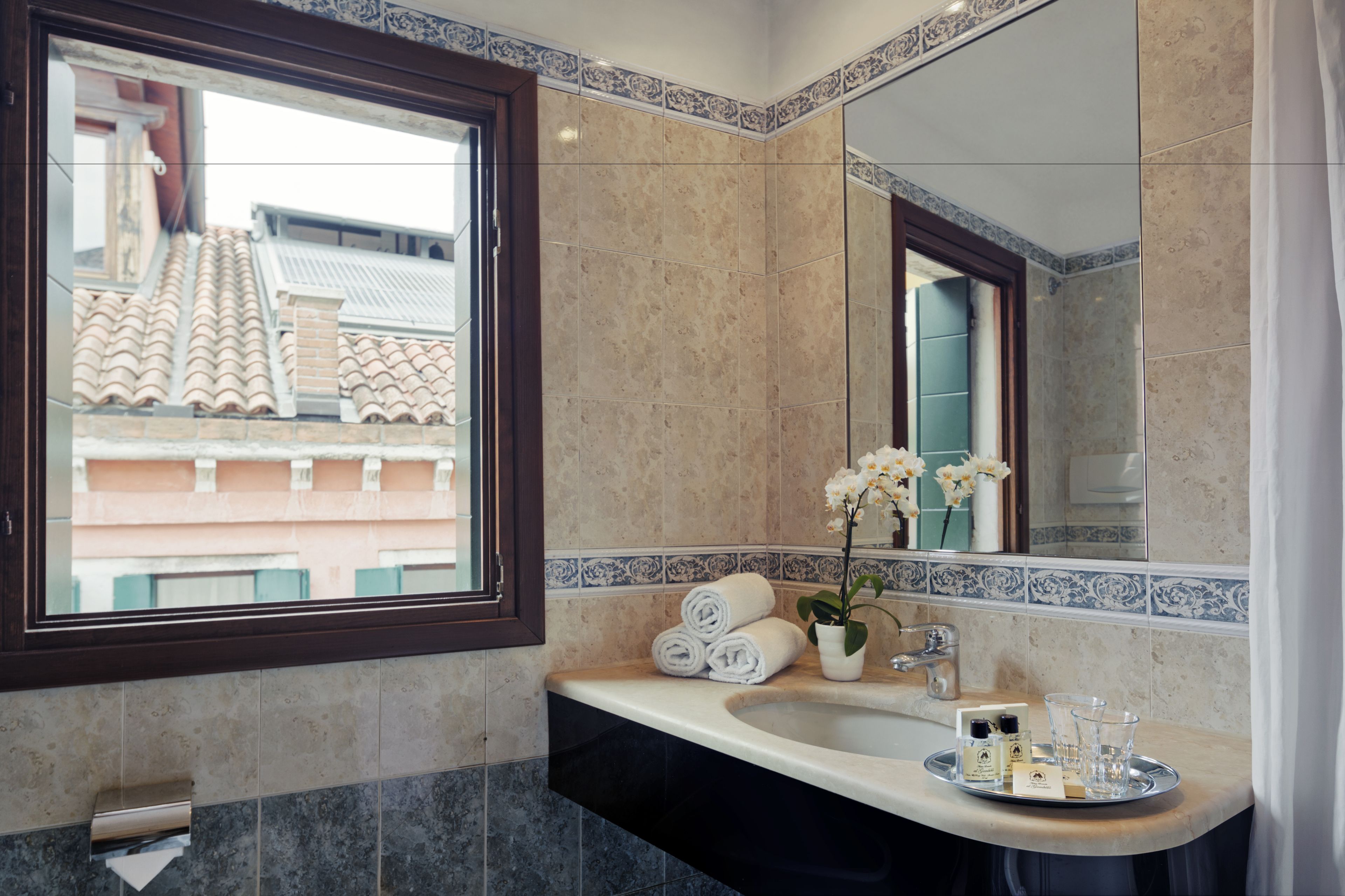 economy double room | bathroom | free toiletries, hair dryer, slippers, bidet