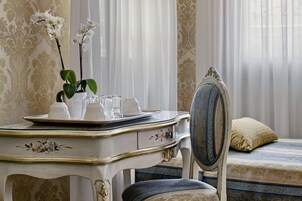 Um quarto com uma cama, uma cômoda com espelho e um vaso com flores.