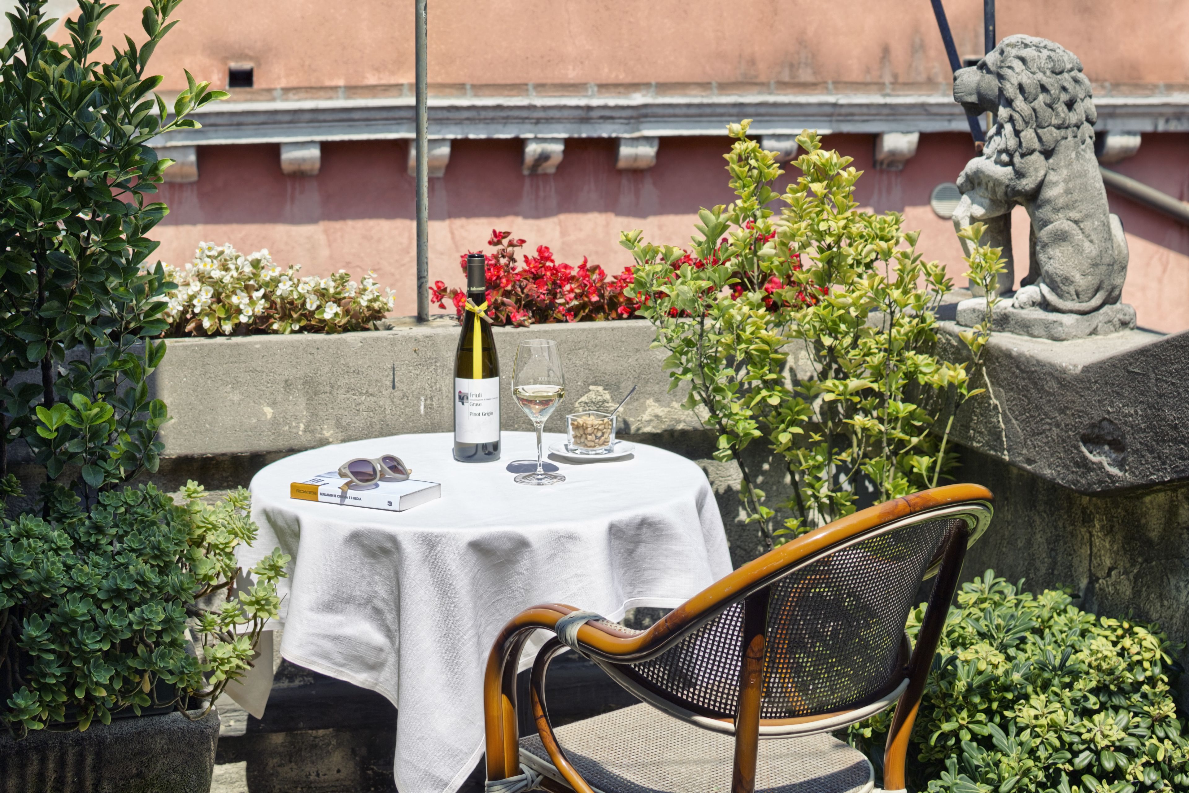 lunch and dinner served, international cuisine