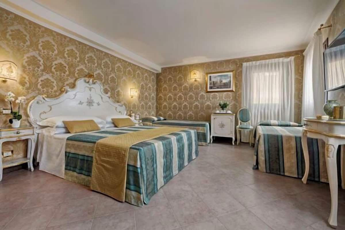 Luxe beddengoed, donsdekens, een minibar, een kluis op de kamer