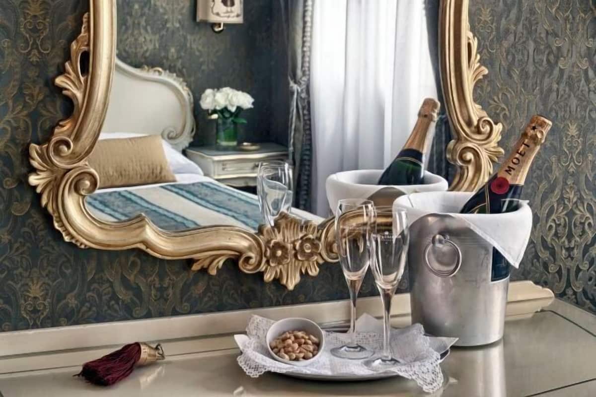 Luxe beddengoed, donsdekens, een minibar, een kluis op de kamer