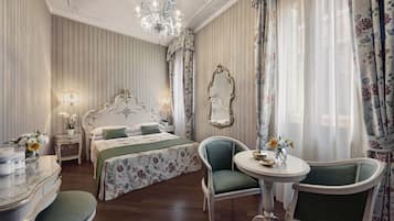 Habitación cuádruple | Ropa de cama de alta calidad, edredón y minibar