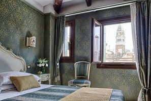 Habitación triple | Ropa de cama de alta calidad, edredones de plumas, minibar y caja fuerte
