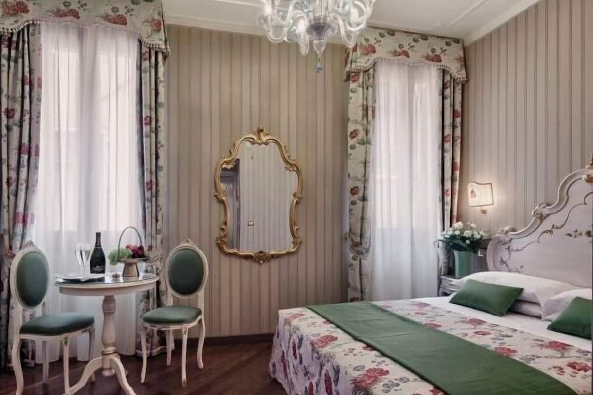Luxe beddengoed, donsdekens, een minibar, een kluis op de kamer