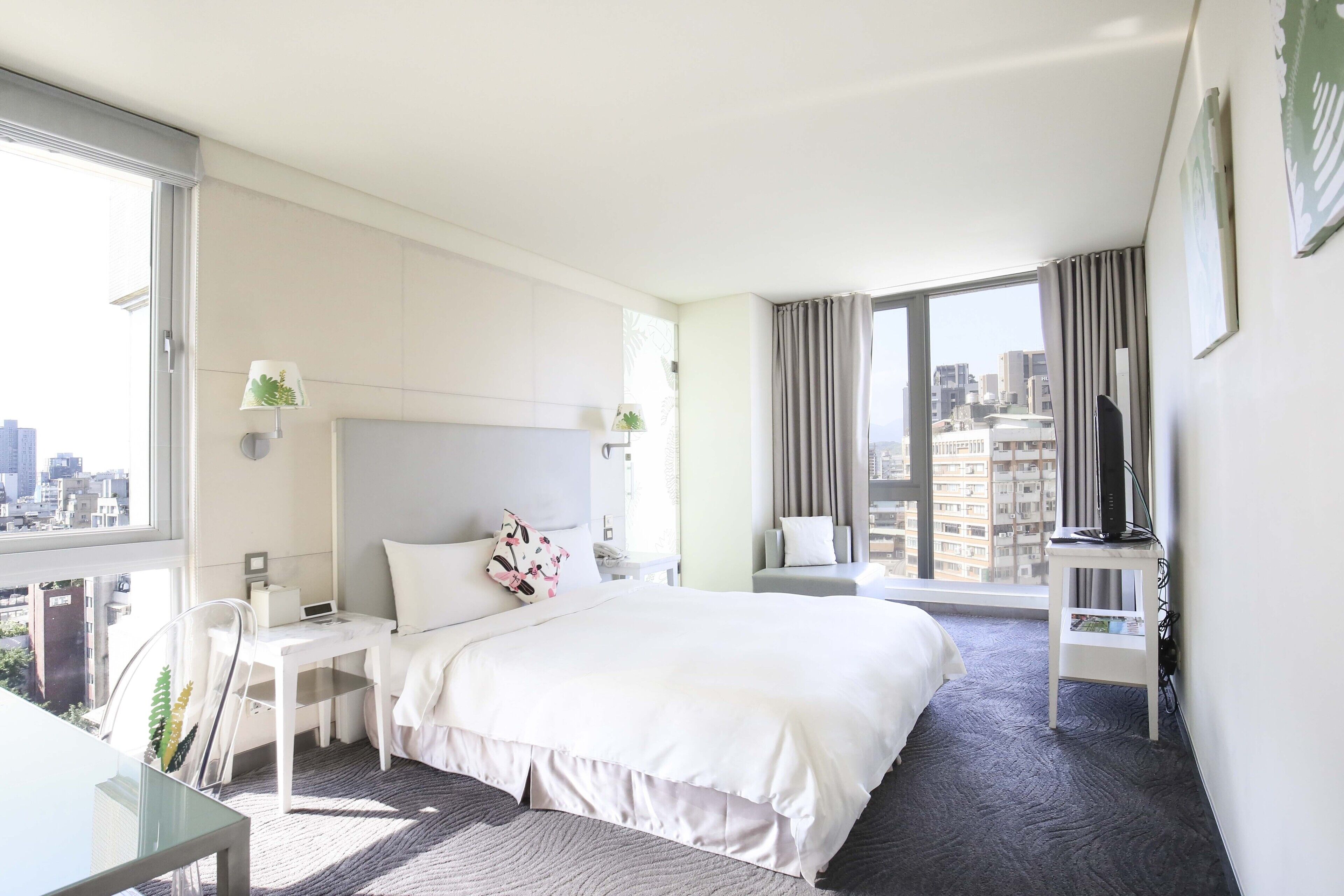 deluxe room with city view | 1 bedroom, premium bedding, down duvets, free minibar